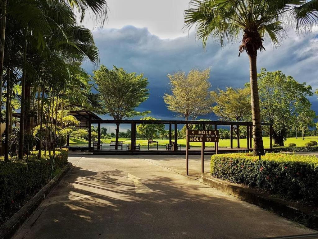 Suwan Golf & Country Club Hotel Nakhon Pathom Buitenkant foto